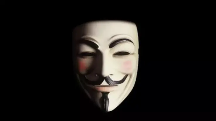 Il conducente del ciclomotore, al posto del casco, indossava una maschera in stile Anonymous
