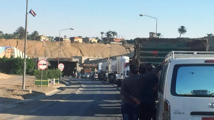 epa05004590 Egyptian motorists wait as the Egyptian authorities close the Suez crossing into Sinai, Suez, Egypt, 31 October 2015. According to reports the Egyptian Government has dispatched more than 45 ambulances to the crash site of the Kogalymavia Metrojet Russian passenger jet, which disappeared from radar after requesting an emergency landing early 31 October, crashing in the mountainous al-Hasanah area of central Sinai. The black box has been recovered at the site. Officials report none of the 224 onboard survived. EPA/KHALED ELFIQI