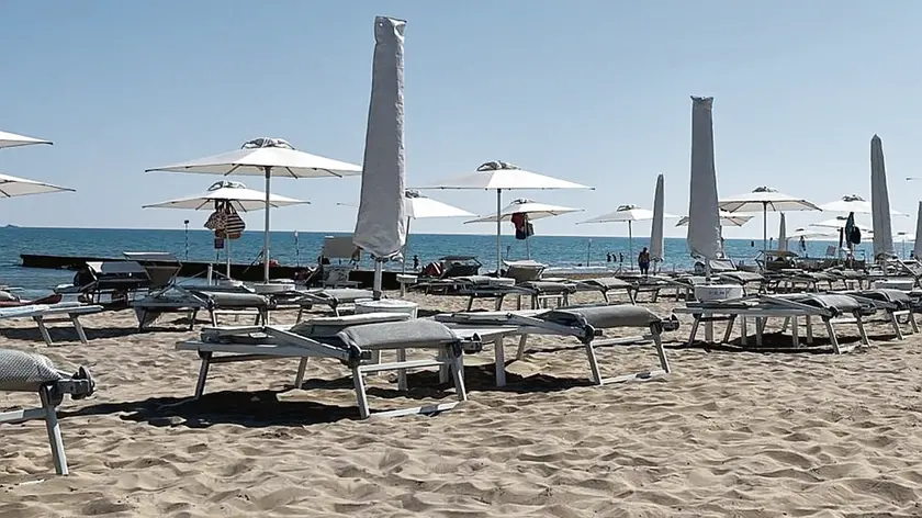 L’arenile di Lignano come si presentava nella mattinata di lunedì 11 settembre: ombrelloni ancora aperti