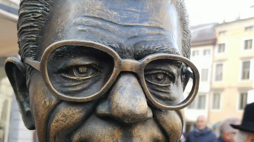 Un dettaglio della statua di Sgorlon