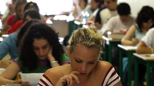 MATURITA': FIORONI, NUOVO ESAME IN VIGORE DA SUBITO 20060621 - PISA - CRO - MATURITA': UNGARETTI E MAZZINI PER IL TEMA. Studenti pisani durante la prova scritta della maturità. Quest'anno per la prova di italiano come argomenti sono stati scelti l'Isola di Ungaretti e Giuseppe Mazzini. FRANCO SILVI ANSA-CD