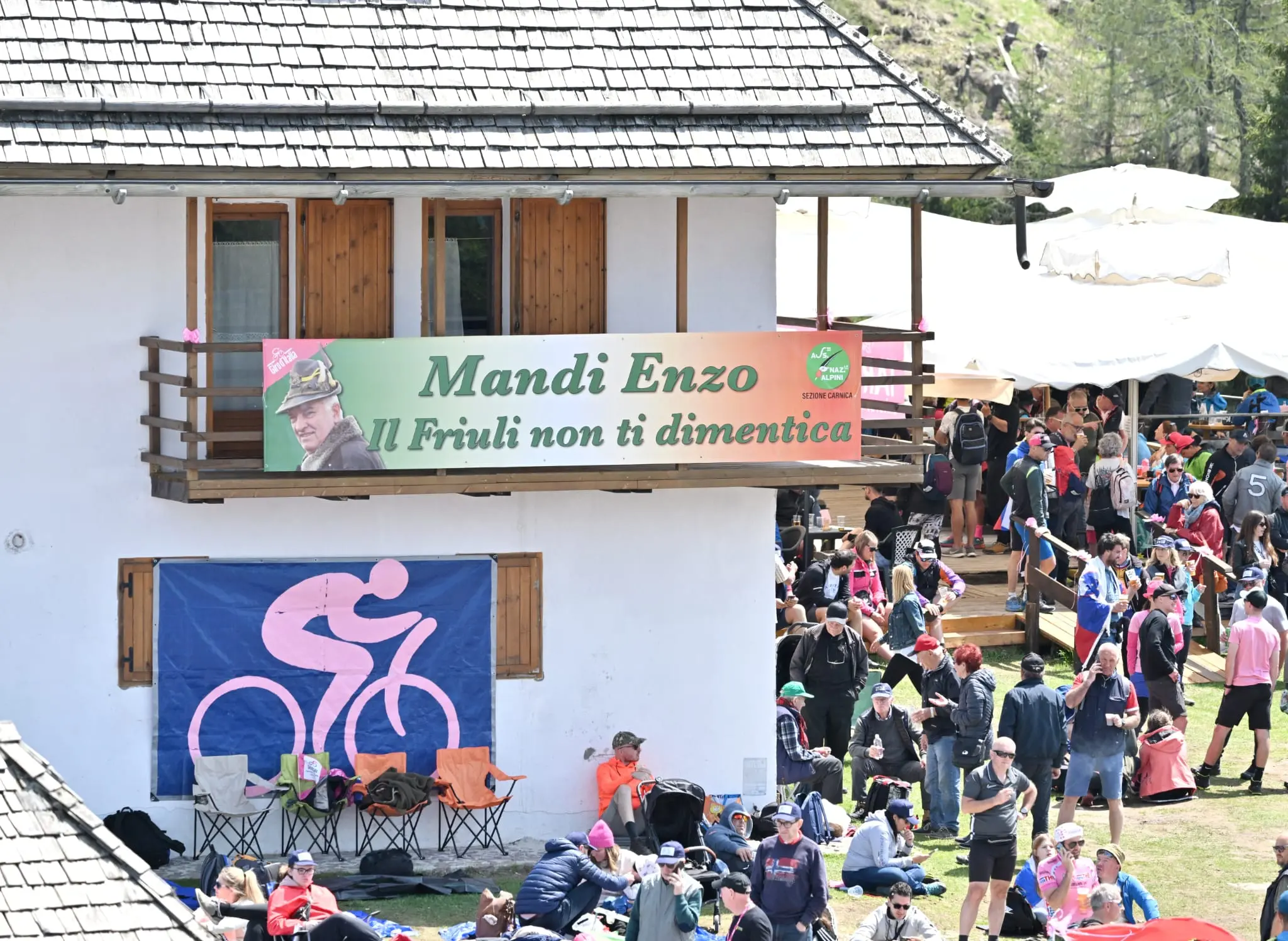 Splende il sole, intanto, in Friuli. Finalmente bel tempo sul Giro inseguito per giorni e giorni dalla pioggia nella sua risalita al Nord; spettacolo fino all’ultimo per una classifica apertissima come non mai. Tantissime le persone sulle strade, a Tarvisio e al Santuario, che applaudono i ciclisti ma soprattutto i due atleti friulani in gara, Alessandro De Marchi e Jonathan Milan, con la sua maglia ciclamino semplicemente passato in 21 tappe da esordiente a eroe acclamato da tutti e protagonista ieri dell’impresa del Giro arrivando in tempo massimo dopo una notte insonne. E poi turisti-tifosi in arrivo da Austria, soprattutto Slovenia per il loro Roglic; telespettatori incollati alle tv da tutto il mondo per assistere al debutto della misteriosa salita del Lussari, musica per le orecchie della Regione (Foto Petrussi)