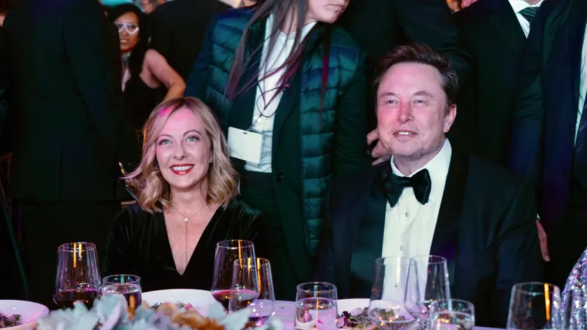 epa11622027 A handout photo made available by Chigi Palace on 24 September 2024 shows Italian Prime Minister Giorgia Meloni (L) and Tesla co-founder and CEO Elon Musk attending a ceremony at the Ziegfeld Ballroom in New York, USA, late 23 September 2024. Elon Musk presented Italian Minister Giorgia Meloni with the 'Global Citizen Award 2024' from Washington-based think tank Atlantic Council, saying Meloni had done "an incredible job" as prime minister with "record growth and employment". EPA/FILIPPO ATTILI/US PALAZZO CHIGI PRESS OFFICE HANDOUT HANDOUT EDITORIAL USE ONLY/NO SALES