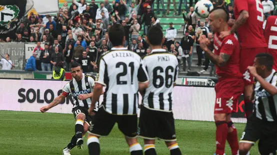 Italian forward of Udinese, Antonio Di Natale (L), scores the goal during the Italian Serie A soccer match Udinese Calcio vs Cagliari Calcio at Friuli stadium in Udine, Italy, 06 October 2013. ANSA/LANCIA