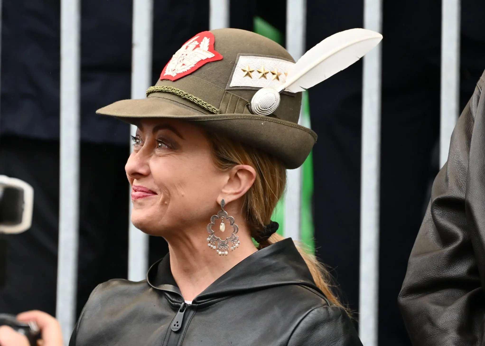 Tantissima emozione per la sfilata degli alpini: marciano 70 mila penne nere. Presente anche il presidente del consiglio, Giorgia Meloni, che ha indossato il cappello da alpino. Ad aprire il corteo lo striscione dell'Adunata (Alpini, la più bella famiglia) seguiti dalla Fanfara della Julia e dal gonfalone di Udine. Dopo in marcia le portatrici carniche, uno striscione dedicato a Cainero e il labaro con il ministro della Difesa Crosetto (Foto Petrussi, Seu, Cescon)
