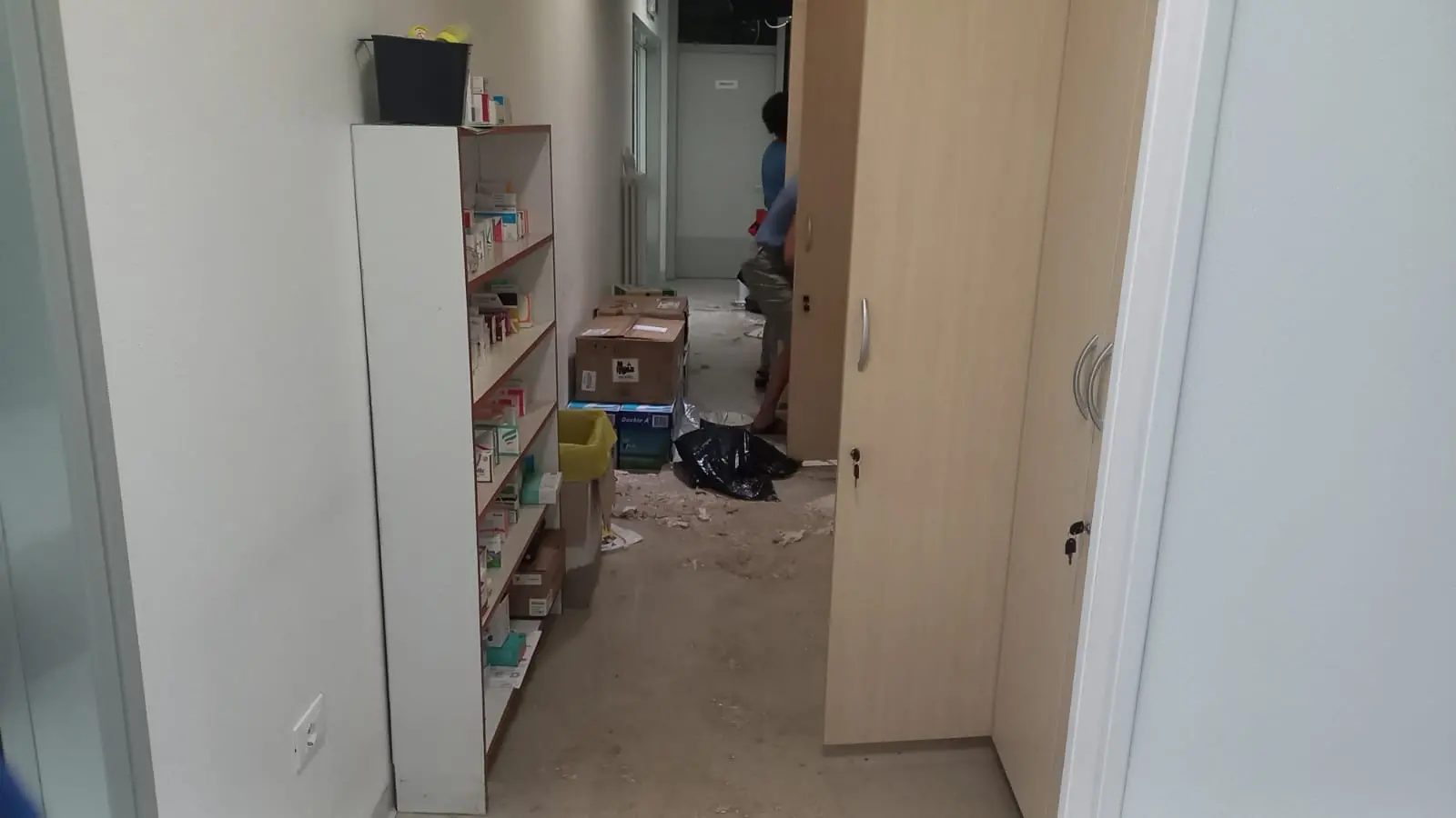 Mortegliano è uno dei comuni più colpiti dalla violenta grandinata che ha interessato tutto il Friuli nella notte tra lunedì 24 e martedì 25 luglio. Le immagini parlano da sole: il ghiaccio, grosso come palline da tennis, ha colpito e distrutto molte delle finestre delle abitazioni. I bozzi si vedono anche sui muri e le strade sono ricoperte da chicchi di ghiaccio. Leggi anche l'intervista al sindaco "Sembrava un bombardamento"