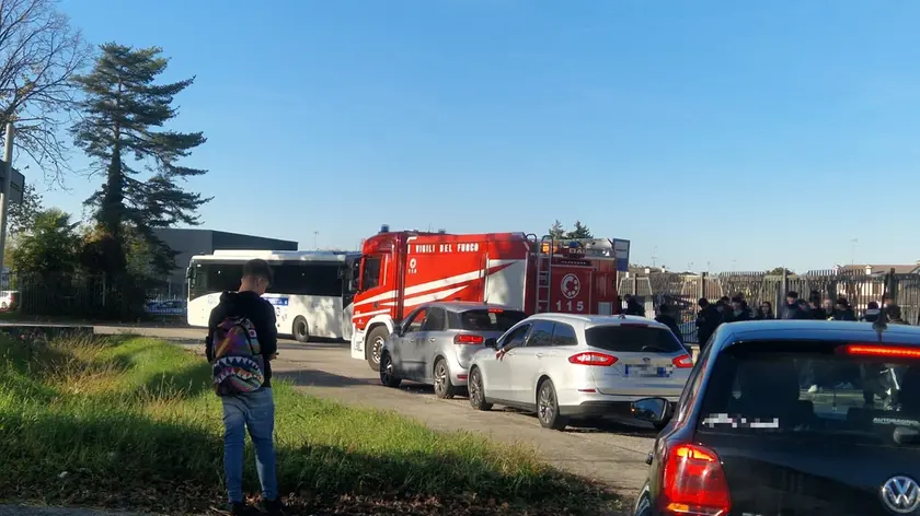 Gli studenti e i mezzi di soccorso fuori dal Malignani di Cervignano
