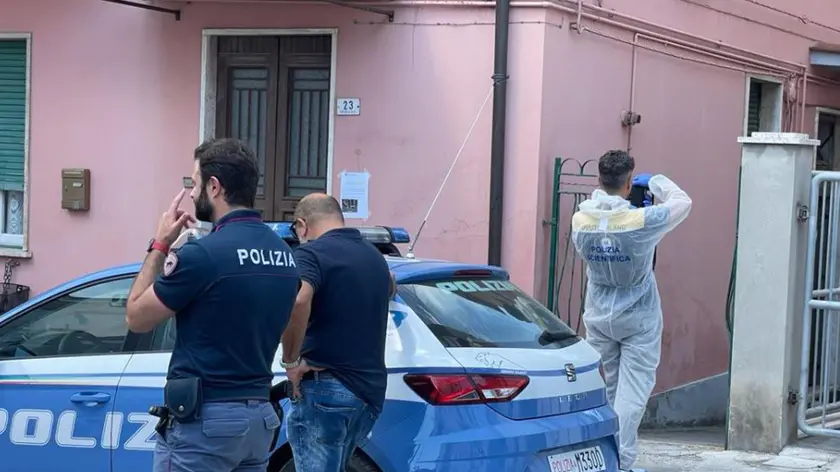 La polizia sul luogo dove un'anziana è stata uccisa in casa a San Benedetto del Tronto, 7 luglio 2022. ANSA/Giuseppe ErcolI