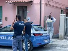 La polizia sul luogo dove un'anziana è stata uccisa in casa a San Benedetto del Tronto, 7 luglio 2022. ANSA/Giuseppe ErcolI