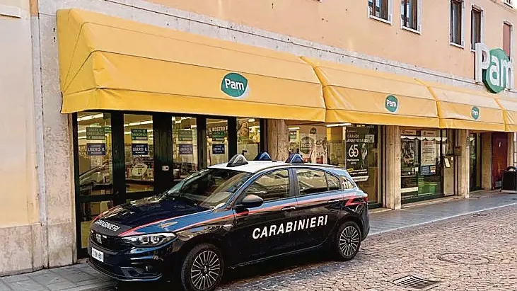 I carabinieri al Pam, in corso Garibaldi a Pordenone