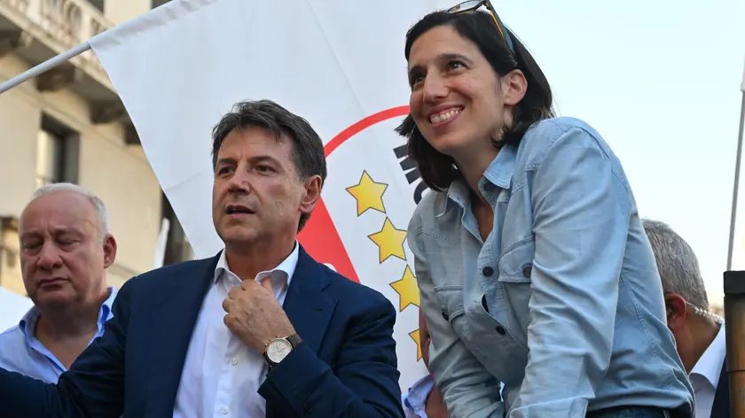 I leader del centrosinistra Elly Schlein, Giuseppe Conte, in piazza De Ferrari dove si chiedeno le dimissioni del presidente Giovanni Toti e nuove elezioni al piu presto possibile. Genova, 18 luglio 2024. ANSA/LUCA ZENNARO