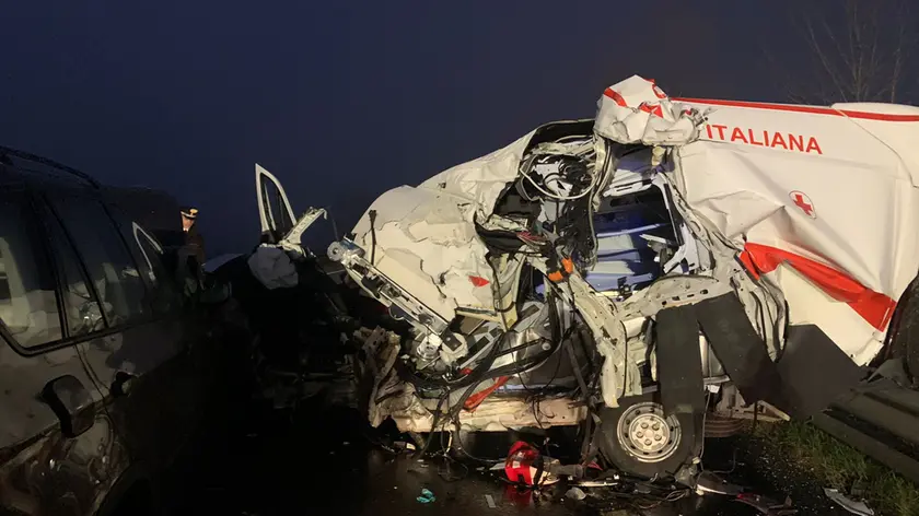 L'ambulanza coinvolta nell'incidente: si è accartocciata nello scontro con il tir