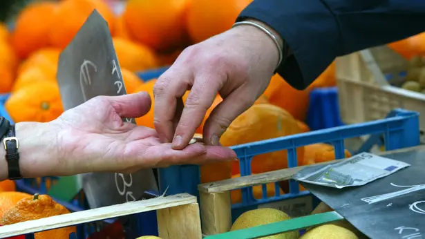 20060728 - ROMA - ECO - INFLAZIONE: ISTAT; DICEMBRE +1,9% ANNO, +0,1% MESE. Nela foto d'archivio, una donna fa la spesa in un mercato rionale della Capitale. Il tasso di inflazione a dicembre e' salito all'1,9% dall'1,8% di novembre. Lo comunica l'Istat in base alla stima provvisoria precisando che su base mensile i prezzi sono aumentati dello 0,1%. ARCHIVIO - FILIPPO MONTEFORTE - ANSA - CD