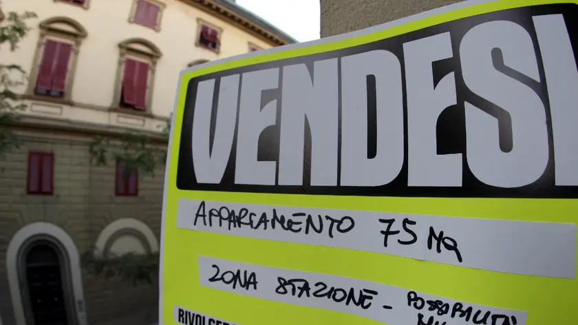 20080716 - ROMA - FIN - MUTUI: ABI; TASSI RECORD A GIUGNO, SU AL 5,85%. Un cartello di vendita per un appartamento a Pontedera (Pisa) in un'immagine d'archivio. Nuovo record per i tassi sui mutui ..che a giugno salgono al 5,85%, toccando cosi' i livelli massimi dall'agosto del 2002. E' quanto si legge nel consueto rapporto mensile dell'Abi, che ricorda come i tassi di interesse sui mutui erano gia' saliti al 5,75% nel mese di maggio...ANSA/ARCHIVIO/FRANCO SILVI/i50
