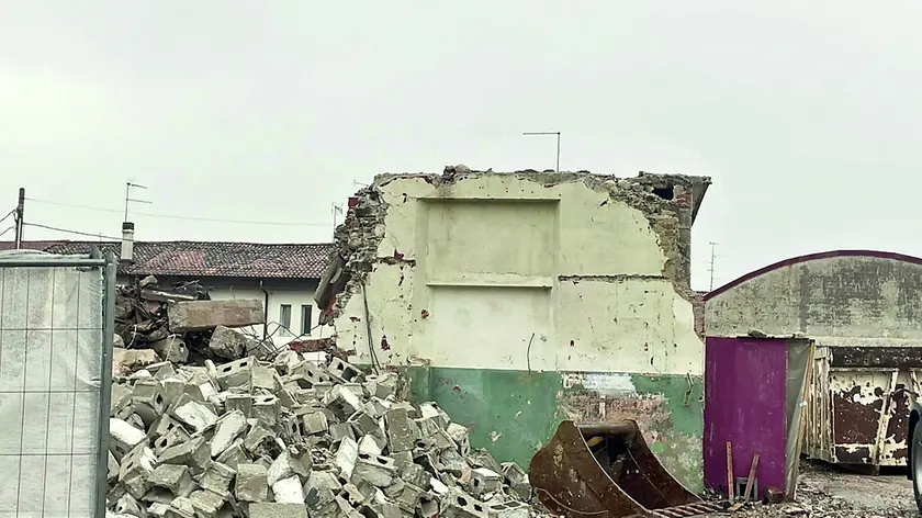 L’area dell’ex cinema-teatro Eden che sorgeva tra via Stretta e via della Chiesa, ormai demolito in gran parte