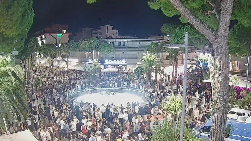 Lignano, la folla in piazza fontana la notte tra venerdì 17 e sabato 18 maggio (Foto profilo Facebook Lignano Sabbiadoro)
