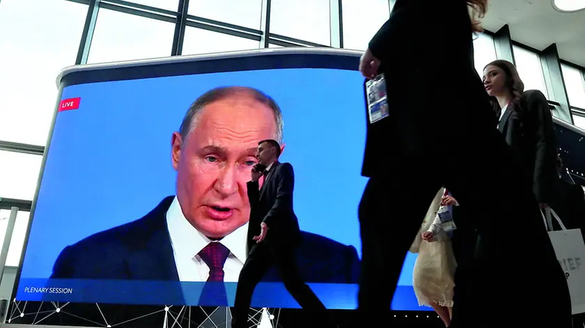 Uno schermo gigante durante un congresso a San Pietroburgo nell’immagine il presidente Putin