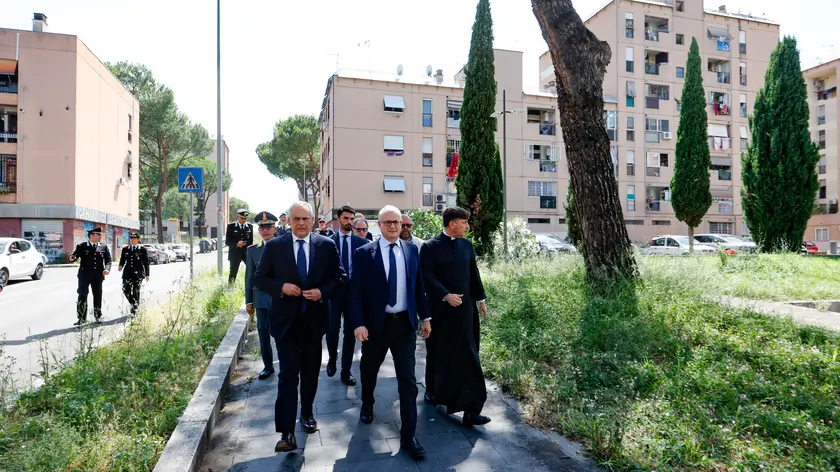 Il sindaco di Roma, Roberto Gualtieri (C), il prefetto di Roma, Lamberto Giannini (S) e Don Antonio Coluccia durante un servizio interforze in zona San Basilio, con Acea e Polizia locale finalizzato al ripristino del decoro urbano in alcune zone e allo svolgimento di alcune attività di polizia giudiziaria predefinite, Roma 7 luglio 2023.. ANSA/FABIO FRUSTACI.