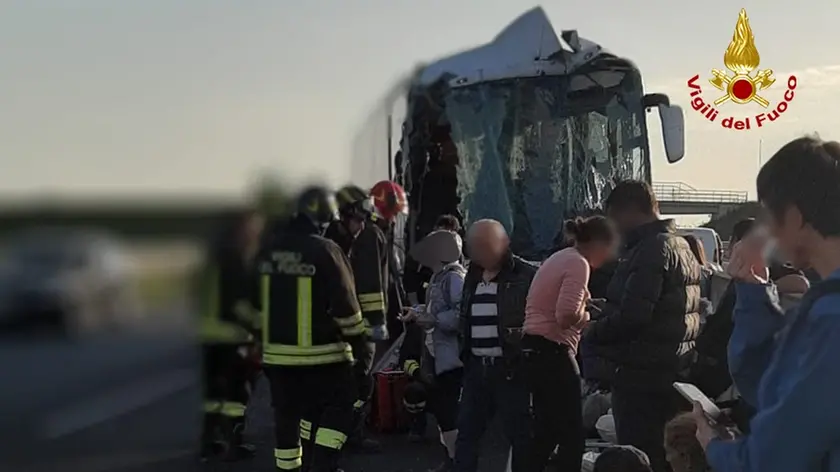 La corriera subito dopo l'incidente con le persone che erano a bordo scesi dal mezzo
