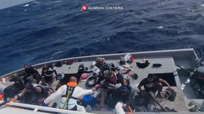 (fotogramma da video) Soccorso oggi di un motovedetta della Guardia costiera a sud-est di Lampedusa. L'equipaggio dell'unità navale ha tratto in salvo i 37 migranti che erano in balia delle onde a bordo di una piccola imbarcazione in legno di circa 7 metri. Le persone soccorse sono state successivamente trasferite in sicurezza sull'isola. 10 aprile 2024. ANSA/US GUARDIA COSTIERA + UFFICIO STAMPA, PRESS OFFICE, HANDOUT PHOTO, NO SALES, EDITORIAL USE ONLY + NPK