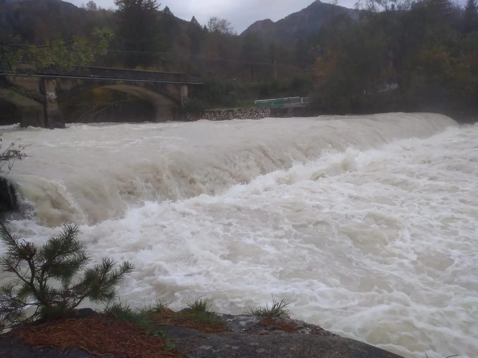 Il torrente Resia in piena nella mattinata di venerdì 27 ottobre