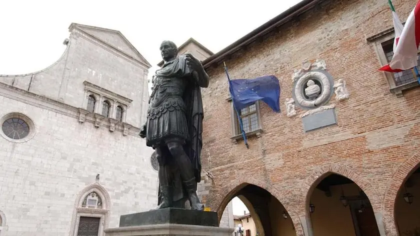 ANTEPRIMA Cividale 9 Maggio 2005. Duomo, statua di Giuluio Cesare e Municipio.Foto Copyright Diego Petrussi/Foto Agency Anteprima.
