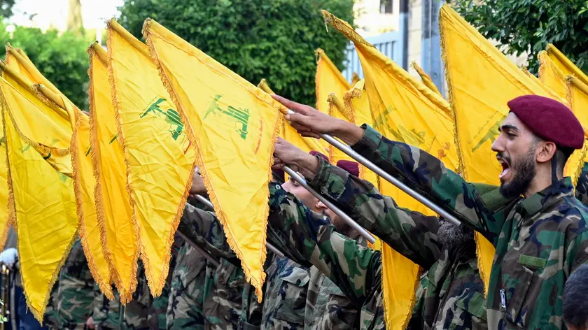 epa11624062 Hezbollah fighters attend the funeral of commander of Hezbollah Ibrahim Muhammed Qubaisi and Hussein Hani Ezzeddine during the funeral procession in Beirut, Lebanon, 25 September 2024. Hussein Hani Ezzeddine and commander Ibrahim Muhammed Qubaisi, who led Hezbollah's missile division, were targeted by an Israeli raid in the southern suburbs of Beirut on 24 September. EPA/WAEL HAMZEH