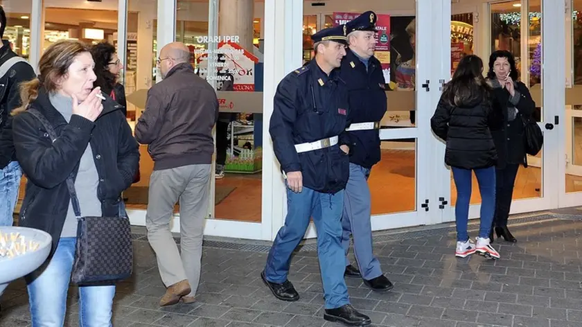 Udine 17 Dicembre 2014. Presidio e controlli Polizia al Citta' Fiera. Telefoto Copyright Petrussi Foto Press - Diego Petrussi