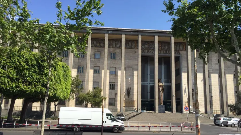 Allarme per furgone lasciato davanti al Palazzo di giustizia di Catania