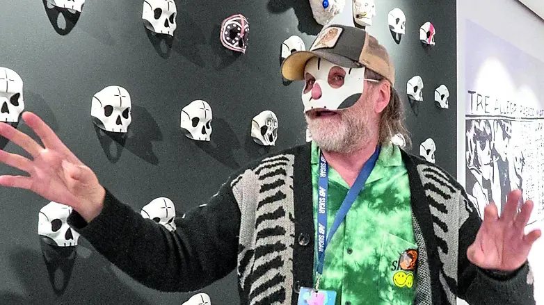 Davide Toffolo nella sala della mostra che ospita le iconiche maschere dei Tarm foto brisotto/petrussi