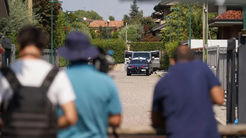 Inquirenti al lavoro dopo il triplice omicidio a Paderno Dugnano, 01 settembre 2024. "Ho ucciso mio papà, venite": è quanto ha detto al 112 il ragazzo di 17 anni, unico sopravvissuto della strage in famiglia avvenuta nella notte a Paderno Dugnano (Milano). Il ragazzo ha spiegato di essere entrato in camera del fratello di 12 anni e di aver visto il padre seduto su una sedia con il coltello accanto e i corpi del fratellino nel suo letto e la madre a terra. A quel punto avrebbe preso il coltello e avrebbe pugnalato a morte il padre. ANSA/YURI LAUDADIO