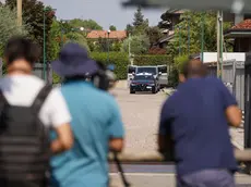 Inquirenti al lavoro dopo il triplice omicidio a Paderno Dugnano, 01 settembre 2024. "Ho ucciso mio papà, venite": è quanto ha detto al 112 il ragazzo di 17 anni, unico sopravvissuto della strage in famiglia avvenuta nella notte a Paderno Dugnano (Milano). Il ragazzo ha spiegato di essere entrato in camera del fratello di 12 anni e di aver visto il padre seduto su una sedia con il coltello accanto e i corpi del fratellino nel suo letto e la madre a terra. A quel punto avrebbe preso il coltello e avrebbe pugnalato a morte il padre. ANSA/YURI LAUDADIO