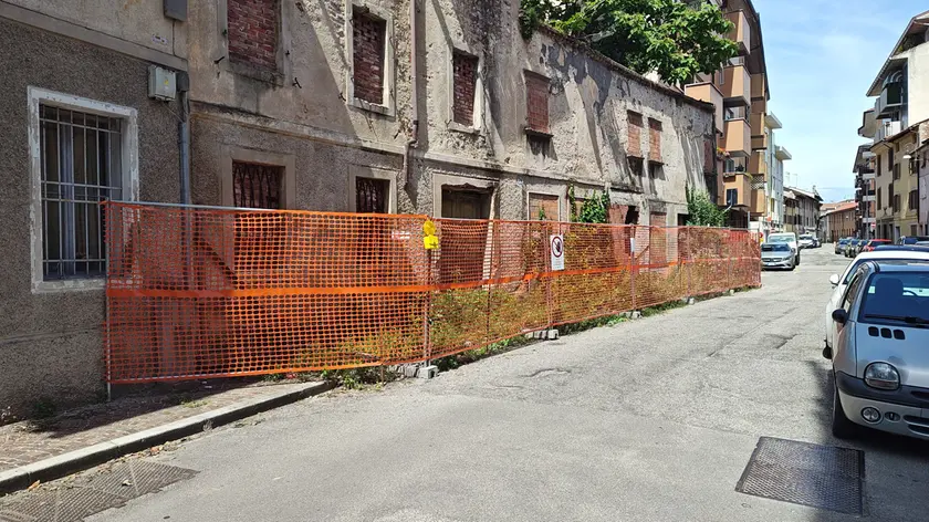 Partite le demolizioni degli edifici pericolanti di via Ronchi a Udine