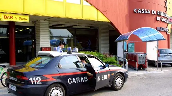 FOTO MISSINATO PORDENONE 04.06.03 SACILE TENTATA RAPINA ALLA BANCA DI CREDITO DI GORIZIA CENTRO COMMERCIALE LA SERENISSIMA