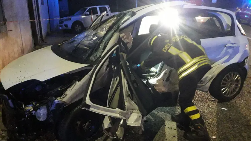 L'intervento dei vigili del fuoco sul luogo dell'incidente