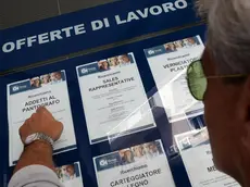 Un uomo controlla gli annunci di lavoro esposti in una agenzia per l'occupazione a Pisa, in una foto d'archivio. ANSA/FRANCO SILVI