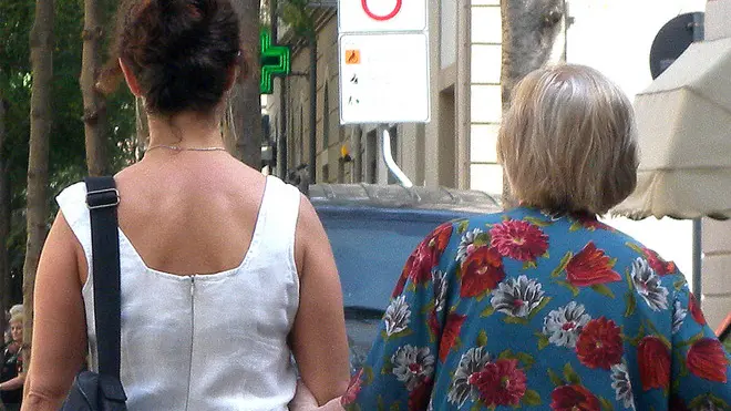 20090831 - ROMA - LAB - BADANTI; AL VIA DA DOMANI DOMANDE SANATORIA - Una donna con la badante in una foto del 21 agosto 2009 a Ponterdera. Da martedì primo settembre ogni famiglia potrà regolarizzare una colf e due badanti extracomunitarie, comunitarie o italiane, a patto che dimostri di averle alle proprie dipendenze almeno dal 30 marzo 2009. La denuncia del rapporto di lavoro sommerso potrà essere fatta dal 1° al 30 settembre. Secondo le stime del prefetto Mario Morcone, capo del Dipartimento per le libertà civili e l'immigrazione, "in tutto arriveranno almeno 500mila domande che potrebbero lievitare a 750mila". ANSA/ CLAUDIO PERI / DBA