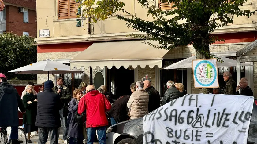 Un'immagine del sit-in contro i passaggi a livello